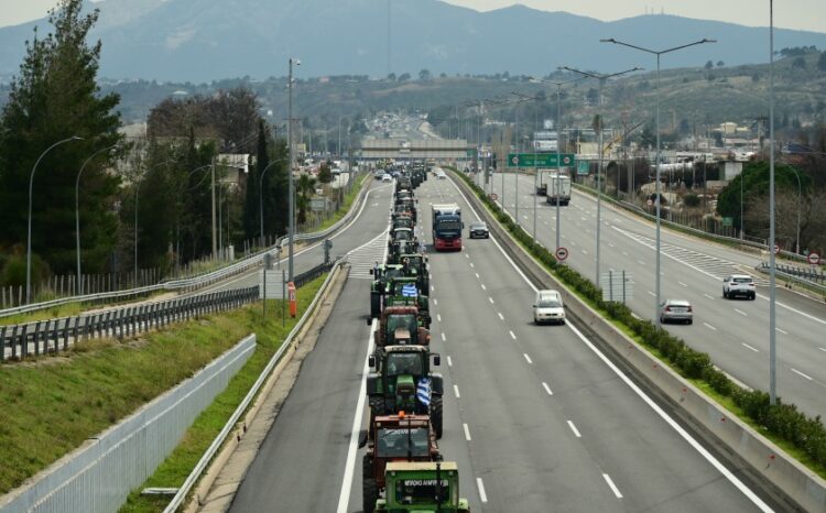 Τρακτέρ στην εθνική οδό μετά την αποχώρησή τους από την Αθήνα (φωτ.: EUROKINISSI/Μιχάλης Καραγιάννης)