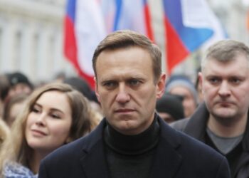 Ο Αλεξέι Ναβάλνι στη διάρκεια διαμαρτυρίας για τη δολοφονία του Μπορίς Νεμτσόφ, τον Φεβρουάριο του 2020 (φωτ.: EPA/Yuri Kochetkov)
