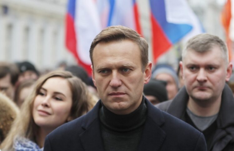 Ο Αλεξέι Ναβάλνι στη διάρκεια διαμαρτυρίας για τη δολοφονία του Μπορίς Νεμτσόφ, τον Φεβρουάριο του 2020 (φωτ.: EPA/Yuri Kochetkov)