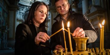 Η Γερμανία ΥΠΕΞ Αναλένα Μπέρμποκ με τον Ουκρανό ομόλογό της Ντμίτρι Κουλέμπα ανάβουν κεριά σε εκκλησία της Οδησσού (φωτ.: Χ/Dmytro Kuleba)