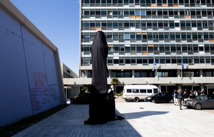 Φοιτητές είχαν καλύψει με μαύρο πανί το άγαλμα του Αριστοτέλη στον προαύλιο χώρο του ΑΠΘ, σε ένδειξη πένθους για το σιδηροδρομικό δυστύχημα στα Τέμπη, τον περασμένο Μάρτιο (φωτ.: ΑΠΕ-ΜΠΕ/Αχιλλέας Χήρας)