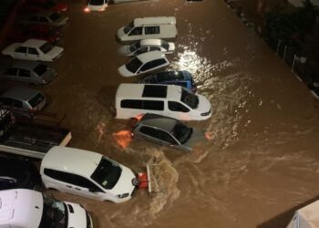 Αυτοκίνητα βυθισμένα στους πλημμυρισμένους δρόμους της Αττάλειας (φωτ.: Χ/Mehmet Yavuz)
