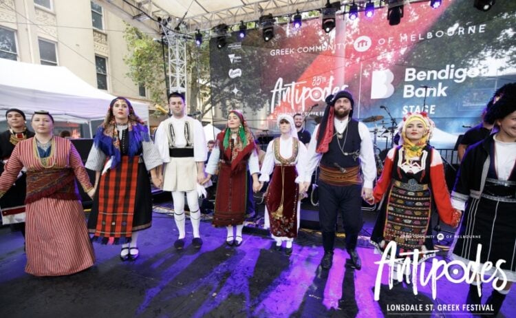 Χορευτικά συγκροτήματα που εκπροσωπούν διάφορα μέρη της Ελλάδας εμφανίζονται στη διάρκεια του φεστιβάλ (φωτ.: facebook/Antipodes Festival)