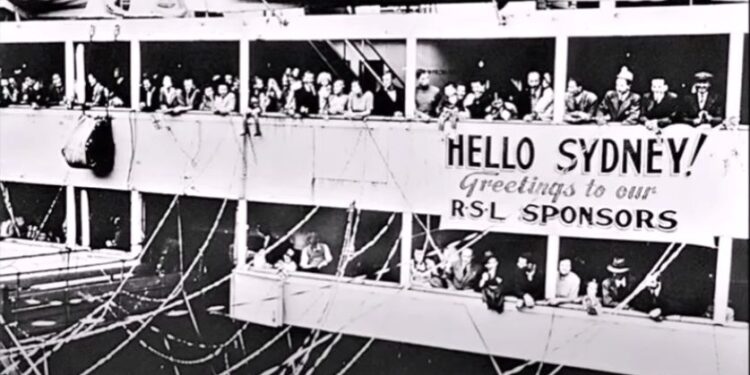 Πλοίο με μετανάστες φτάνει στο λιμάνι του Σίδνεϊ το 1947 (φωτ.: National Museum of Australia)