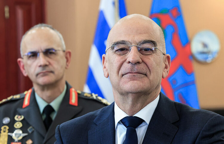 Στιγμιότυπο από τη συνάντηση του υπουργού Εθνικής Άμυνας Νίκου Δένδια με τον Αρχηγό ΓΕΕΘΑ, στρατηγό Δημήτρη Χούπη (φωτ.: EUROKINISSI / Γιώργος Κονταρίνης)