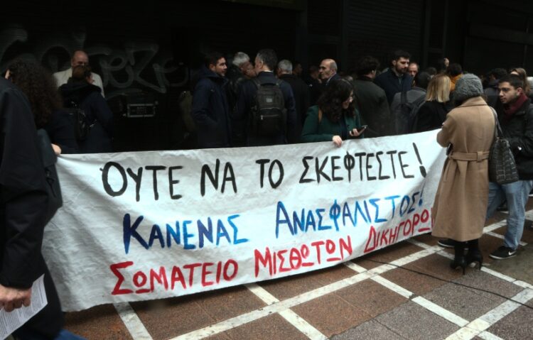 Στιγμιότυπο από προηγούμενη διαμαρτυρία των δικηγόρων στο υπουργείο Εργασίας (φωτ.: EUROKINISSI/Χρήστος Μπόνης)