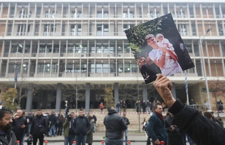 Φωτογραφία του Κώστα Φραγκούλη με το παιδί του, μπροστά από τα δικαστήρια Θεσσαλονίκης (φωτ.: ΜΟΤΙΟΝΤΕΑΜ/Βασίλης Βερβερίδης)