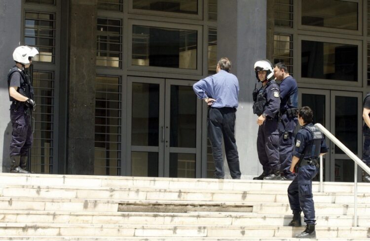 Αστυνομικοί στα δικαστήρια της Θεσσαλονίκης (φωτ.: ΜΟΤΙΟΝΤΕΑΜ/Κώστας Παπαδόπουλος)