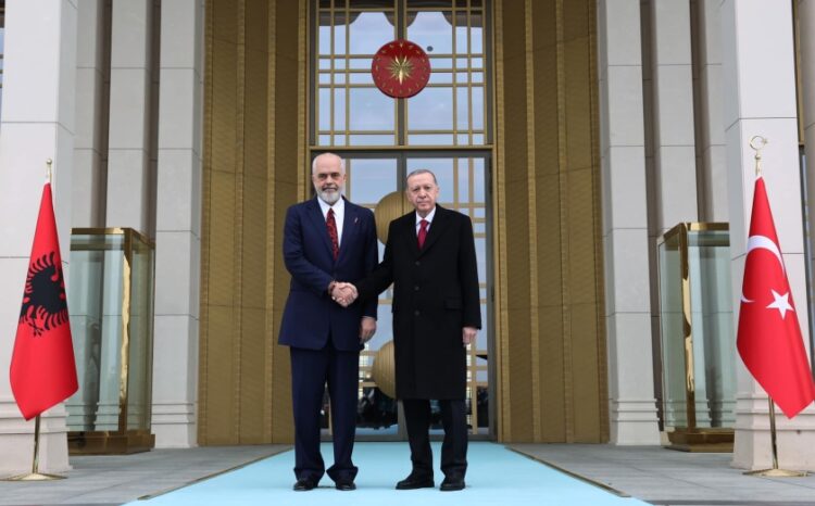 Από αριστερά, ο Έντι Ράμα με τον Ρετζέπ Ταγίπ Ερντογάν (φωτ.: facebook/Presidency of the Republic of Türkiye)