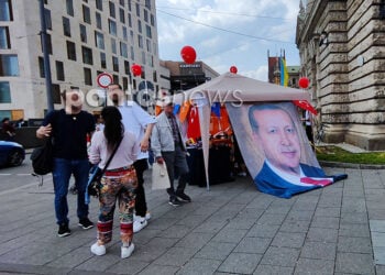Περίπτερο υποστηρικτών του Ερντογάν στο Μόναχο για τις προεδρικές εκλογές της Τουρκίας, τον Μάιο του 2023 (φωτ.: Χριστίνα Κωνσταντάκη)