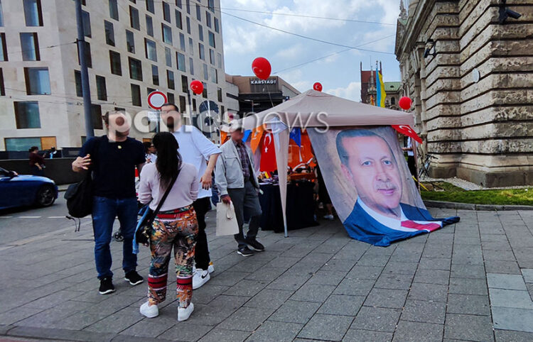 Περίπτερο υποστηρικτών του Ερντογάν στο Μόναχο για τις προεδρικές εκλογές της Τουρκίας, τον Μάιο του 2023 (φωτ.: Χριστίνα Κωνσταντάκη)