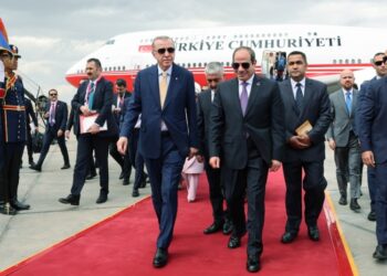 Ο Αιγύπτιος πρόεδρος Αμπντέλ Φατάχ αλ Σίσι (δεξιά) υποδέχεται τον Τούρκο πρόεδρο Ρετζέπ Ταγίπ Ερντογάν στο αεροδρόμιο του Καΐρου (φωτ.: ΕΡΑ/Γραφείο Τύπου της Τουρκικής Προεδρίας)