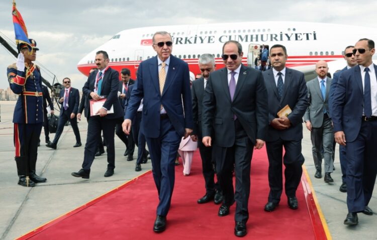 Ο Αιγύπτιος πρόεδρος Αμπντέλ Φατάχ αλ Σίσι (δεξιά) υποδέχεται τον Τούρκο πρόεδρο Ρετζέπ Ταγίπ Ερντογάν στο αεροδρόμιο του Καΐρου (φωτ.: ΕΡΑ/Γραφείο Τύπου της Τουρκικής Προεδρίας)