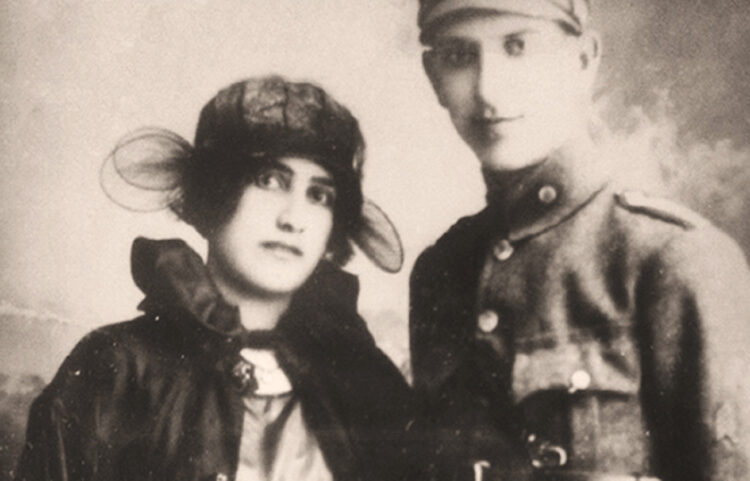 Η Θεοπούλα Πουλοπούλου και ο στρατιώτης Αθανάσιος Μαλούχος την ημέρα του γάμου τους στο Εσκί Σεχίρ, Απρίλιος 1922. Συλλογή Πόλας Σιδεροπούλου (πηγή: Εθνικό Ιστορικό Μουσείο)