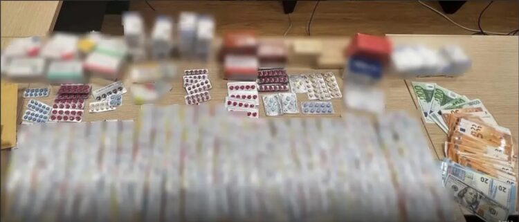 Στη διάρκεια της επιχείρησης κατασχέθηκαν χιλιάδες χάπια (φωτ.: Ελληνική Αστυνομία)