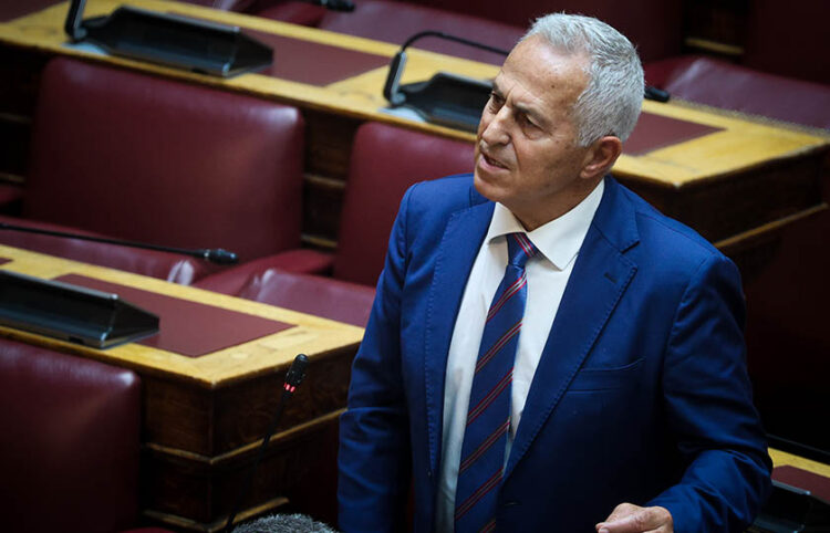 Ο Ευάγγελος Αποστολάκης στη Βουλή (φωτ.: EUROKINISSI / Γιώργος Κονταρίνης)