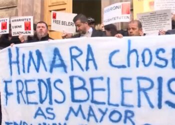 «Η Χειμάρρα επέλεξε τον Φρέντι Μπελέρη για δήμαρχο» αναγράφει το πανό που κρατούν υποστηρικτές του έξω από τα αλβανικά δικαστήρια όπου εξελίσσεται η δίκη (φωτ.: glomex)