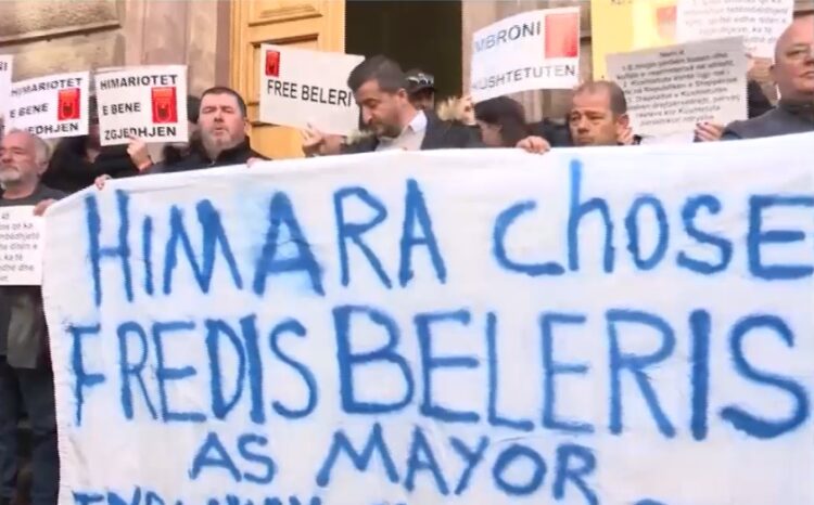«Η Χειμάρρα επέλεξε τον Φρέντι Μπελέρη για δήμαρχο» αναγράφει το πανό που κρατούν υποστηρικτές του έξω από τα αλβανικά δικαστήρια όπου εξελίσσεται η δίκη (φωτ.: glomex)