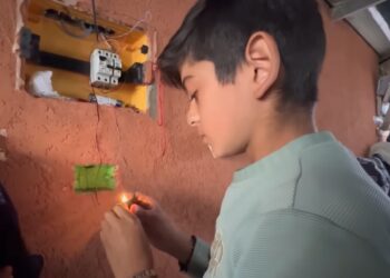 Ο 15χρονος «Νεύτωνας της Γάζας» δημιουργώντας κύκλωμα για να ανάψει ένα λαμπάκι (φωτ.: YouTube)