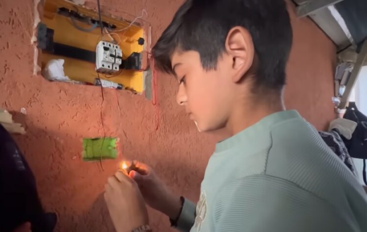 Ο 15χρονος «Νεύτωνας της Γάζας» δημιουργώντας κύκλωμα για να ανάψει ένα λαμπάκι (φωτ.: YouTube)