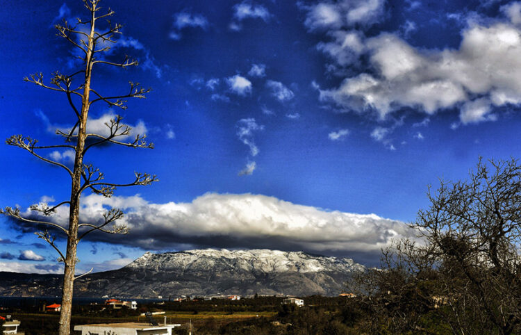 Χιονισμένες οι βουνοκορφές στα Γεράνεια Όρη στην Κορινθία (φωτ.: ΑΠΕ-ΜΠΕ / Βασίλης Ψωμάς)