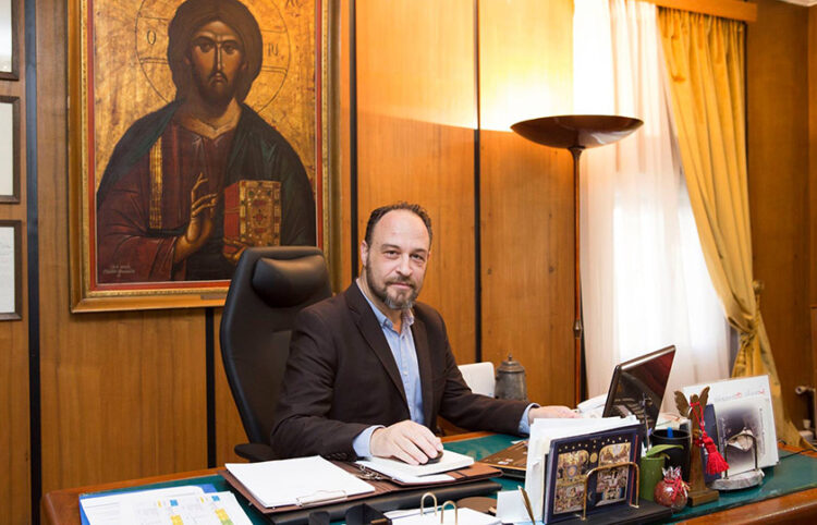 Ο Γιάννης Παπαδάτος στο γραφείο του (φωτ.: Facebook / ΕΣΤΙΑ Νέας Σμύρνης)