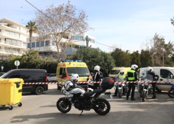 Η αστυνομία παραμένει στο χώρο του μακελειού στη ναυτιλιακή εταιρεία (φωτ.: EUROKINISSI/Γιάννης Παναγόπουλος)