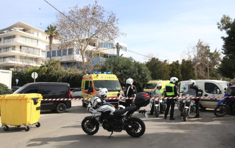 Η αστυνομία παραμένει στο χώρο του μακελειού στη ναυτιλιακή εταιρεία (φωτ.: EUROKINISSI/Γιάννης Παναγόπουλος)