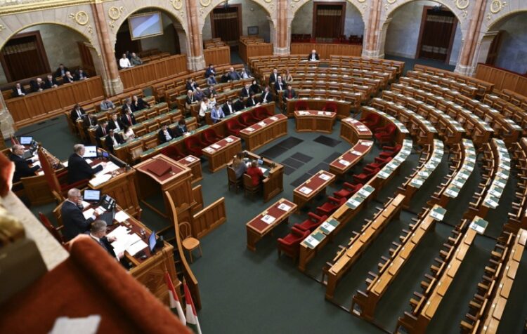 Μέλη του ουγγρικού κοινοβουλίου στη διάρκεια συνεδρίασης στις αρχές Φεβρουαρίου για το θέμα ένταξης της Σουηδίας στο ΝΑΤΟ, την οποία όμως μποϊκόταρε το κυβερνόν κόμμα (φωτ.: EPA/Szilard Koszticsak)