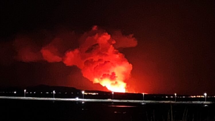 Η έκρηξη του ηφαιστείου, όπως την αποτύπωσε ο πρόεδρος της Ισλανδίας Γκούντνι Γιοχάνεσον (φωτ.: Χ/President of Iceland)