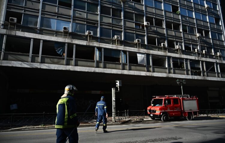 Στελέχη της Πυροσβεστικής ελέγχουν το κτήριο του υπουργείου Εργασίας μετά την έκρηξη της βόμβας (φωτ.: EUROKINISSI/Κώστας Τζούμας)