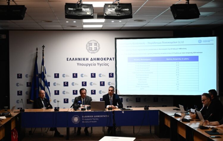Στιγμιότυπο από τη συνέντευξη Τύπου του υπουργού Υγείας Άδωνι Γεωργιάδη (αριστέρα) και του υφυπουργού Μάριου Θεμιστοκλέους (φωτ.: EUROKINISSI/Κώστας Τζούμας)