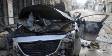 Ολοσχερώς κατεστραμμένο αυτοκίνητο μετά από ισραηλινό χτύπημα στην πόλη Τζενίν, στη Δυτική Όχθη (φωτ.: . EPA/Alaa Badarneh)