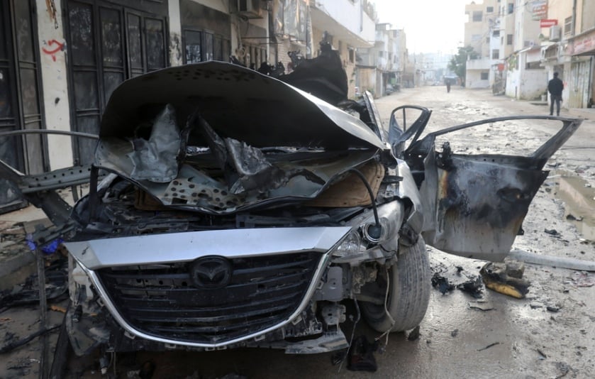Ολοσχερώς κατεστραμμένο αυτοκίνητο μετά από ισραηλινό χτύπημα στην πόλη Τζενίν, στη Δυτική Όχθη (φωτ.: . EPA/Alaa Badarneh)