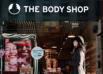 Μια γυναίκα περνά μπροστά από ένα κατάστημα Body Shop στο Λονδίνο (φωτ.: EPA/Andy Rain)