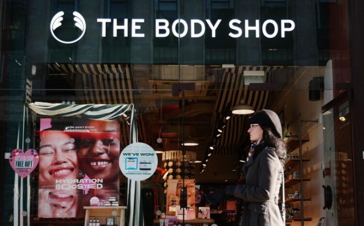 Μια γυναίκα περνά μπροστά από ένα κατάστημα Body Shop στο Λονδίνο (φωτ.: EPA/Andy Rain)