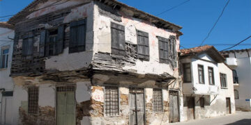 Ελληνικό σπίτι στην Κάτω Παναγιά. Το κάποτε αμιγώς ελληνικό κεφαλοχώρι στη χερσόνησο της Ερυθραία σήμερα λέγεται Ciftlik (πηγή: YouTube / Δημήτρης Θωμαδάκης)