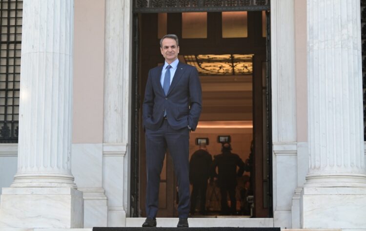 Ο πρωθυπουργός Κυριάκος Μητσοτάκης στην είσοδο του Μεγάρου Μαξίμου (φωτ.: EUROKINISSI/Τατιάνα Μπόλαρη)