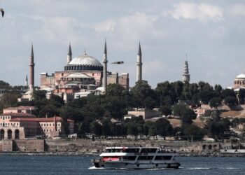 Πλοίο στο Βόσπορο περνά μπροστά από την Αγια-Σοφιά στην Κωνσταντινούπολη (φωτ.: EPA/Erdem Sahin)