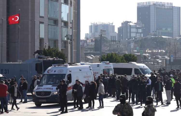 Αστυνομικοί ασφαλίζουν την περιοχή έξω από το Δικαστικό Μέγαρο της Κωνσταντινούπολης, λίγο μετά τη χθεσινή επίθεση κατά την οποία έπεσαν νεκροί οι δύο δράστες και ένας πολίτης (φωτ.: EPA/Berk Ozkan)