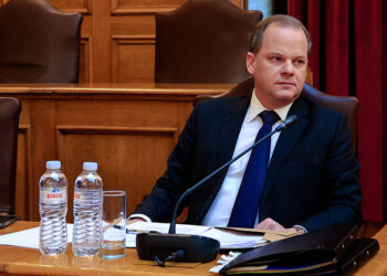 Ο Κώστας Καραμανλής στη συνεδρίαση της Εξεταστικής Επιτροπής  για τα Τέμπη (φωτ.: EUROKINISSI / Γιώργος Κονταρίνης)