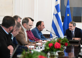 Συνάντηση του πρωθυπουργού με 15 εκπροσώπους των αγροτικών μπλόκων 
(φωτ.: EUROKINISSI / Τατιάνα Μπόλαρη)