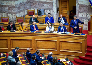 Ο Κυριάκος Μητσοτάκης από τα κυβερνητικά έδρανα απευθύνεται στην ολομέλεια, κατά τη διάρκεια της συζήτησης του νομοσχεδίου για τα ομόφυλα ζευγάρια (φωτ.: EUROKINISSI / Γιώργος Κονταρίνης)