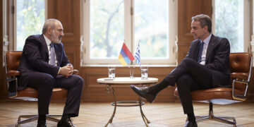 Ο Κυριάκος Μητσοτάκης συνομιλεί με τον Νικόλ Πασινιάν κατά τη συνάντησή τους στο Μέγαρο Μαξίμου (φωτ.: Γραφείο Τύπου Πρωθυπουργού / Δημήτρης Παπαμήτσος)