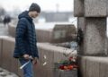 Πολίτες αφήνουν λουλούδια για τον Αλεξέι Ναβάλνι στο μνημείο των πολιτικών κρατουμένων στην Αγία Πετρούπολη, εννέα μέρες μετά τον θάνατό του (φωτ.: EPA/Anatoly Maltsev)