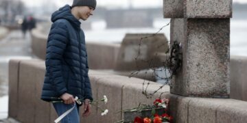 Πολίτες αφήνουν λουλούδια για τον Αλεξέι Ναβάλνι στο μνημείο των πολιτικών κρατουμένων στην Αγία Πετρούπολη, εννέα μέρες μετά τον θάνατό του (φωτ.: EPA/Anatoly Maltsev)