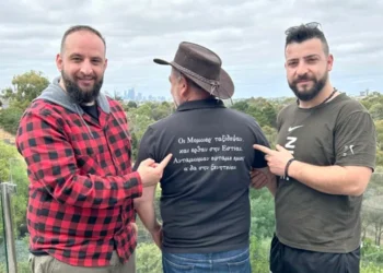 Το μπλουζάκι του Θεόδωρου Κουσαλίδη με το οποίο ταξίδεψε στη Μελβούρνη (φωτ.: «Νέος Κόσμος»)