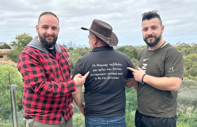 Το μπλουζάκι του Θεόδωρου Κουσαλίδη με το οποίο ταξίδεψε στη Μελβούρνη (φωτ.: «Νέος Κόσμος»)