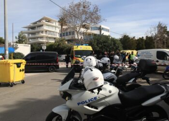 Ισχυρές αστυνομικές δυνάμεις έξω από τα γραφεία της ναυτιλιακής εταιρείας όπου συνέβη η τριπλή δολοφονία (φωτ.: EUROKINISSI/Γιάννης Παναγόπουλος)