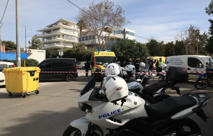 Ισχυρές αστυνομικές δυνάμεις έξω από τα γραφεία της ναυτιλιακής εταιρείας όπου συνέβη η τριπλή δολοφονία (φωτ.: EUROKINISSI/Γιάννης Παναγόπουλος)